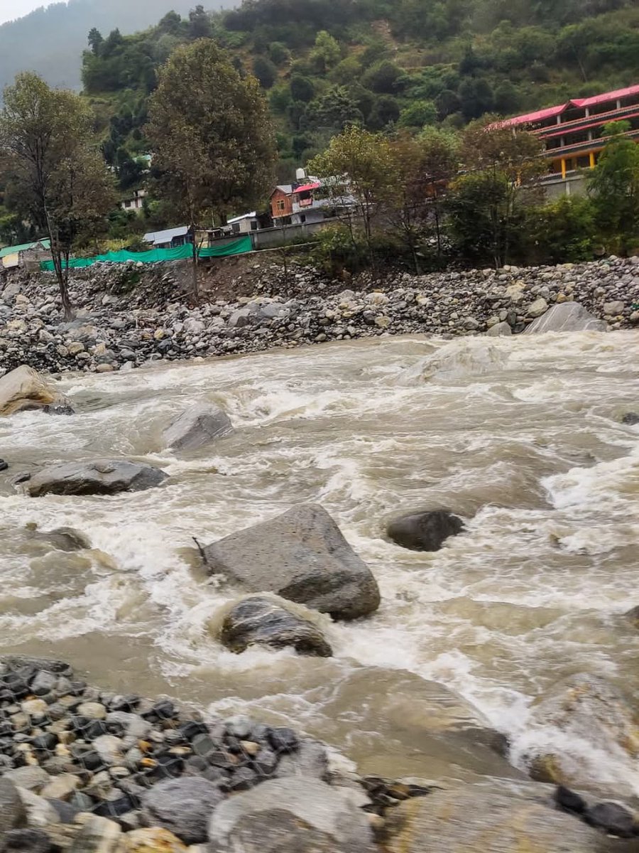 River Beas flowing cathartically enjoying its unhindered carefree flow...

#GoodMorning #Pals 🌄🍀🐦
Wish you a peaceful #Sunday
Warm regards🌲🌹🙏

#IncredibleImdia 🇮🇳- River Beas flowing towards Manali in #Himachal and then on to meet Satluj river in #Indian state #Punjab...