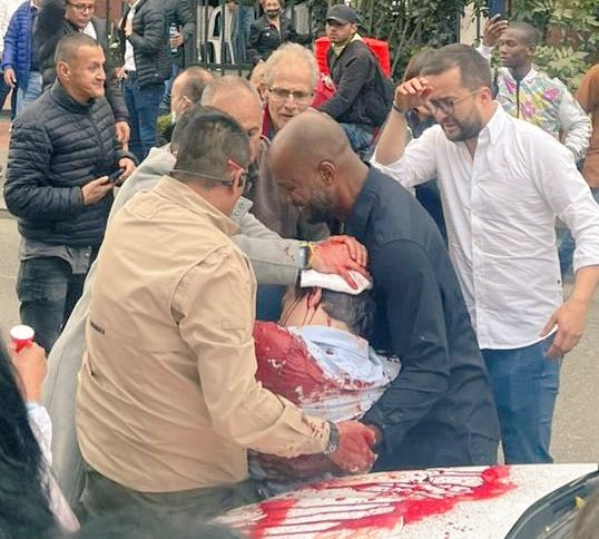 Lanzan una piedra a Petro [Atentado]/Disparan en la cabeza a Miguel Uribe [Auto atentado].