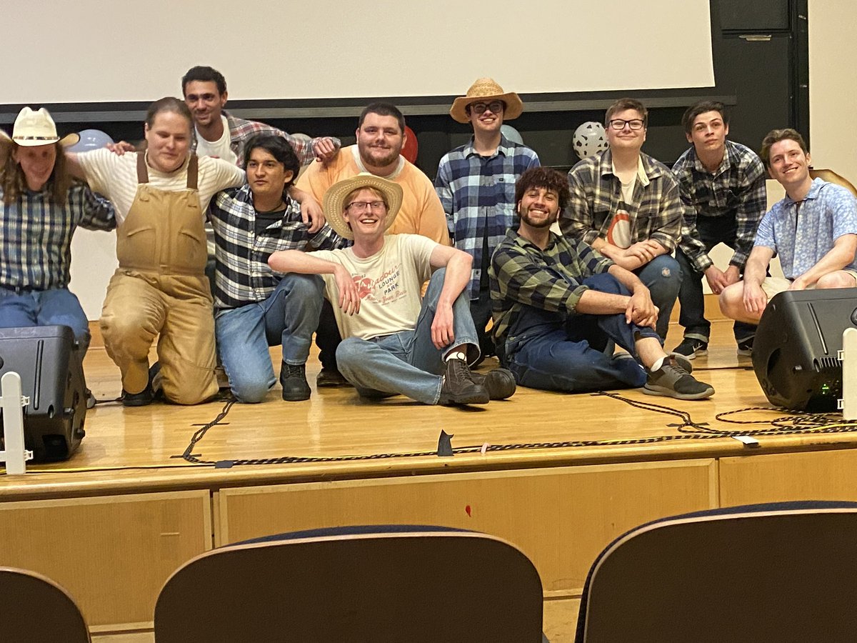 8 to the Bar stuns in photo from the 8 to the Barnyard concert.