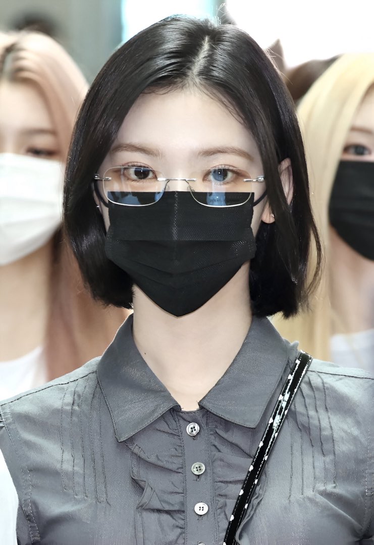 HER ATTRACTIVE FACE 🖤