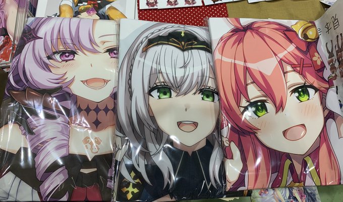 今日抱き枕少し持って来ています
サロメちゃん、団長、みこち 