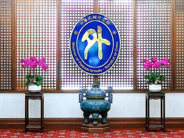 تائیوان نے تائیوان کی خودمختاری کے بارے میں ٹرمپ-ژی کال کی چین کی غلط بیانی کی سرزنش کی

 • تائیوان کی وزارت خارجہ (MOFA) نے سابق امریکی صدر ڈونلڈ ٹرمپ اور چینی صدر شی جن پنگ کے درمیان فون کال کے نتائج کو توڑ مروڑ کر پیش کرنے پر چینی سرکاری میڈیا کی مذمت کی، جہاں ژی نے مبینہ طور