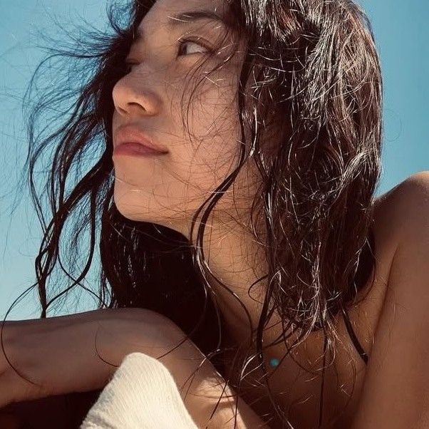 <a href="/l0vebunnc/">박 혀린 Luna 📍Korea</a> ㅤㅡ sambil menyajikan minuman untuk Luna dan dirinya. Ia langsung merebahkan dirinya di kursi berjemur sebelah sang kekasih. Ia menatap Luna, “Sayang, aku kalau pose kaya gini, cocok jadi model ga?” Ucapnya sambil tertawa karena pikirannya yang konyol.

( <a href="/l0vebunnc/">박 혀린 Luna 📍Korea</a> )