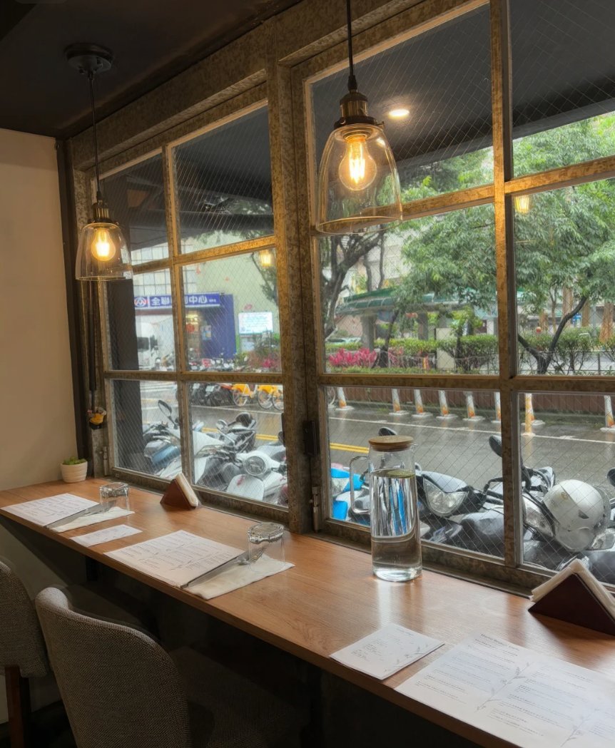 雨の朝は眠れないので、ずっと気になっていたブランチのお店へ向かいました。窓からは景色が見えました。雨が降ってもよかったです。😄