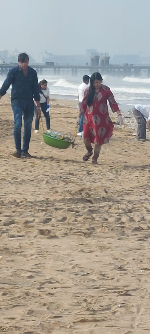 R_HLata's tweet image. आज स्वच्छता अभियान सागरी सीमा मंच के साथियों के साथ वर्सोवा बीच पर चलाया। सबको ज्ञान है कि समुद्र अपने आप में कुछ भी नहीं रखता फिर भी लोग समुद्र में सब कुछ फेंक कर जाते हैं। कृपया ऐसा ना करें। पर्यावरण को सुरक्षित रखना हम सब की जिम्मेदारी है।  #Swavhhagrahis #saveus
@PMOIndia