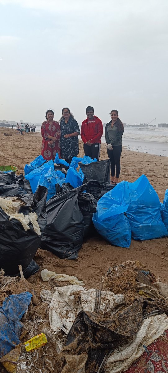 R_HLata's tweet image. आज स्वच्छता अभियान सागरी सीमा मंच के साथियों के साथ वर्सोवा बीच पर चलाया। सबको ज्ञान है कि समुद्र अपने आप में कुछ भी नहीं रखता फिर भी लोग समुद्र में सब कुछ फेंक कर जाते हैं। कृपया ऐसा ना करें। पर्यावरण को सुरक्षित रखना हम सब की जिम्मेदारी है।  #Swavhhagrahis #saveus
@PMOIndia