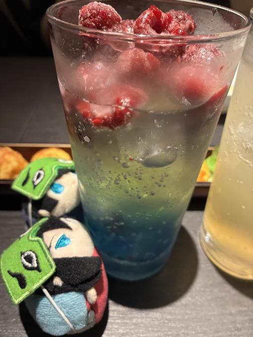 いのちのかがやきに侵食されたドリンクに興味津々なもちのこどもたち