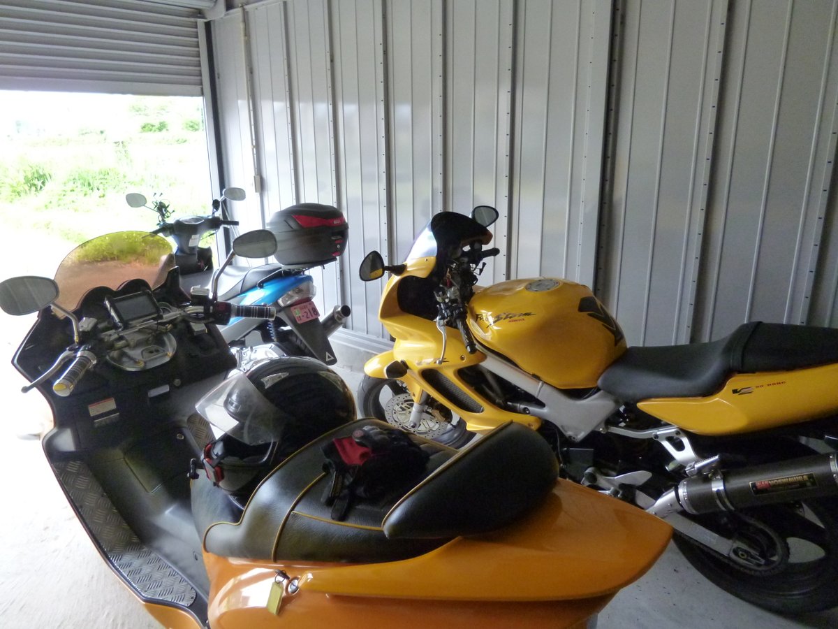 kyokonodan2525's tweet photo. 退院してきて改めてバイクに乗れる幸せを噛みしめる😅
今回緊急搬送されたとはいえ、大事には至らずまずはよかったが、もし今の状態のまま発見が遅ければ2度と乗る事が出来ない体になる可能性もあった🥴大事にしなくては👏
僕は黄色いバイクが、大好きだ👍
#バイク #VTR1000F #ADDRESSv125G #FORZA https://t.co/HZik0VW1Bs