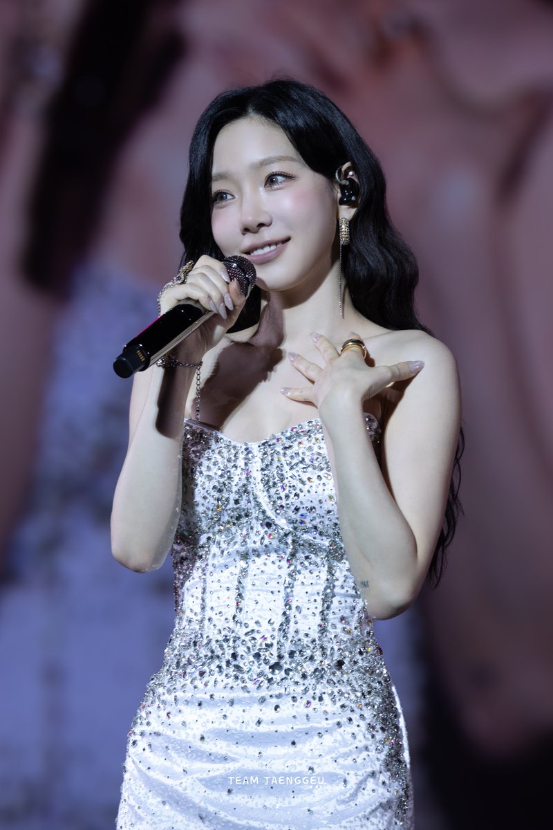 TeamTaenggeu's tweet image. 250607 The TENSE in Hong Kong
😳
#태연 #Taeyeon
#TAEYEON_TheTENSE_in_HONGKONG
#TAEYEON_TheTENSE
#TheTENSE
#GirlsGeneration #소녀시대