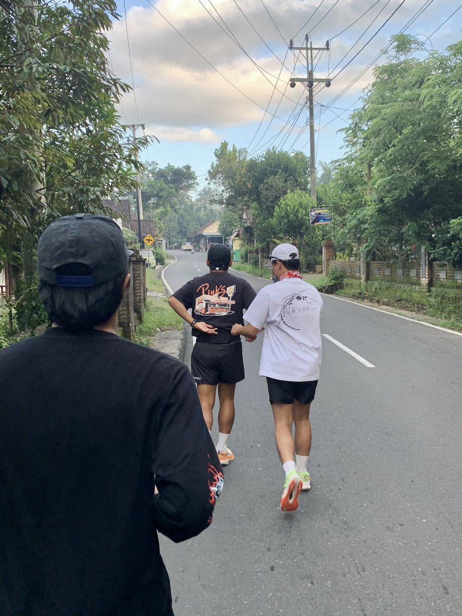 Rfkjdacs's tweet photo. #lowpace #highattitude #borobudur https://t.co/SAH6bu79rg