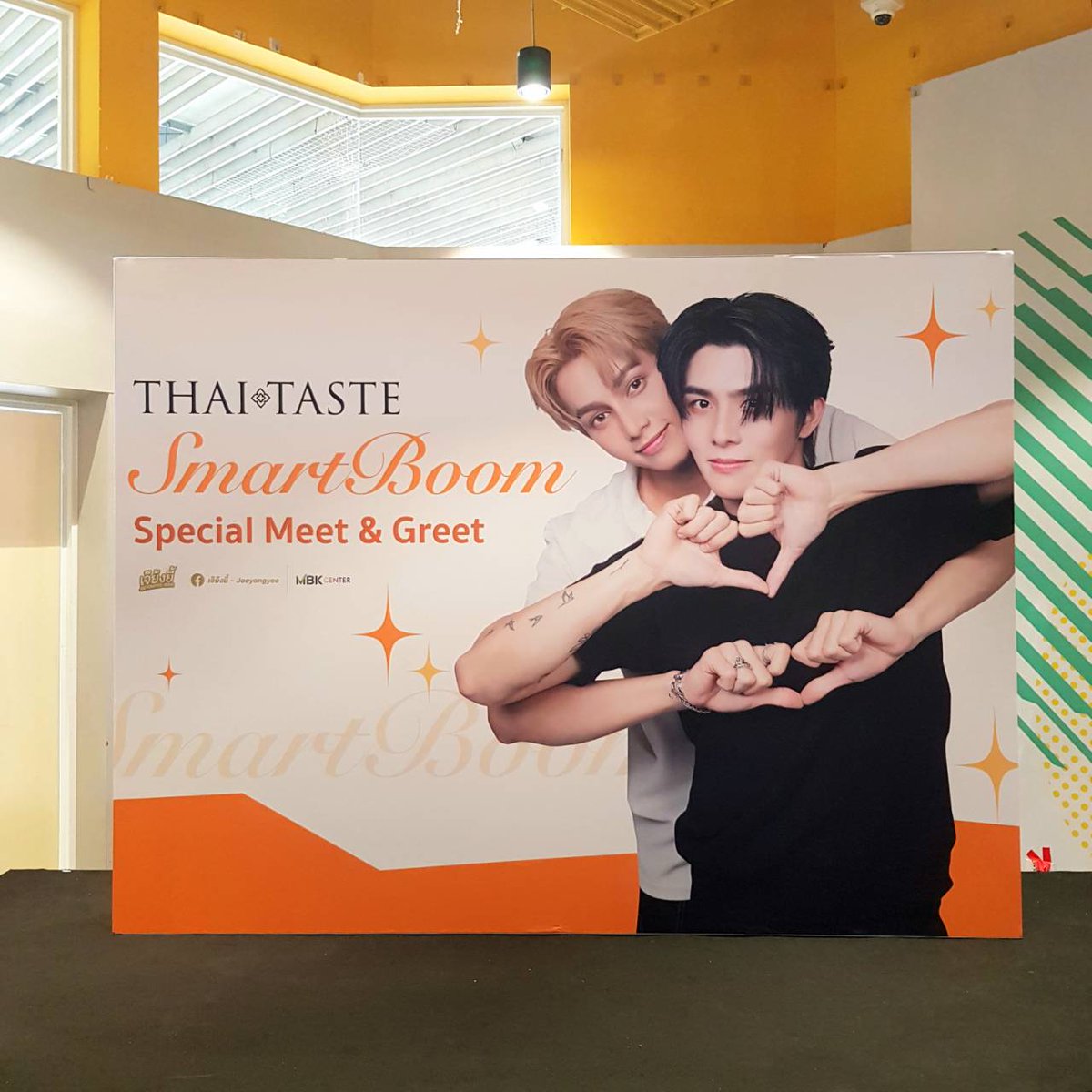 's tweet image. ThaiTaste × SmartBoom บุก MBK แล้ววันนี้! 🎉

✨  SmartBoom จะมาเขย่าหัวใจ สร้างความสนุกแบบจัดเต็มในงานมีตแอนด์กรี๊ดสุดเอ็กซ์คลูซีฟ 
ใครมีบัตรแล้ว ลงทะเบียนเตรียมเข้างานได้เลย

📅 วันและเวลา: วันที่ 8 มิถุนายน เวลา 14:00–17:00 น.
📍 สถานที่: ชั้น G จุดนัดพบ (Meeting Point), MBK…