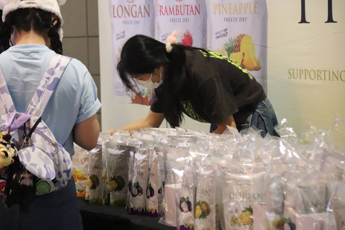 's tweet image. ThaiTaste × SmartBoom บุก MBK แล้ววันนี้! 🎉

✨  SmartBoom จะมาเขย่าหัวใจ สร้างความสนุกแบบจัดเต็มในงานมีตแอนด์กรี๊ดสุดเอ็กซ์คลูซีฟ 
ใครมีบัตรแล้ว ลงทะเบียนเตรียมเข้างานได้เลย

📅 วันและเวลา: วันที่ 8 มิถุนายน เวลา 14:00–17:00 น.
📍 สถานที่: ชั้น G จุดนัดพบ (Meeting Point), MBK…