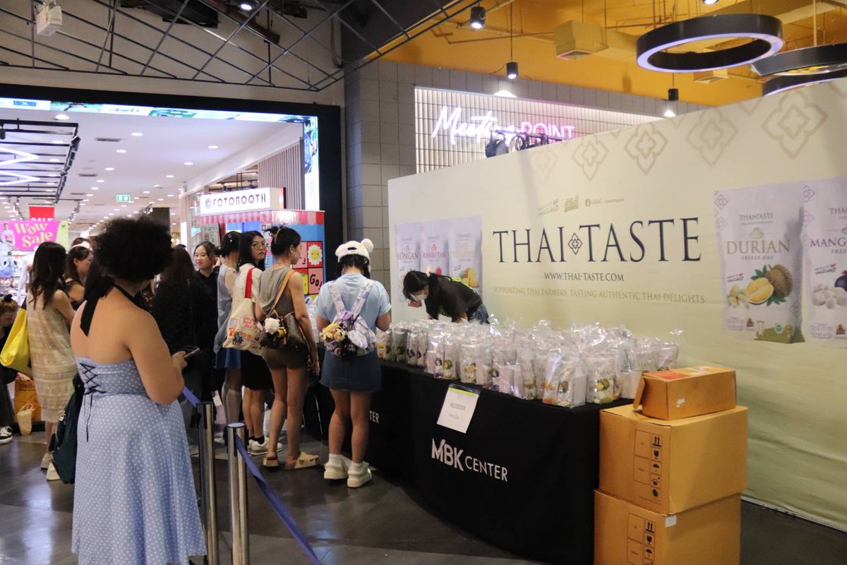 's tweet image. ThaiTaste × SmartBoom บุก MBK แล้ววันนี้! 🎉

✨  SmartBoom จะมาเขย่าหัวใจ สร้างความสนุกแบบจัดเต็มในงานมีตแอนด์กรี๊ดสุดเอ็กซ์คลูซีฟ 
ใครมีบัตรแล้ว ลงทะเบียนเตรียมเข้างานได้เลย

📅 วันและเวลา: วันที่ 8 มิถุนายน เวลา 14:00–17:00 น.
📍 สถานที่: ชั้น G จุดนัดพบ (Meeting Point), MBK…