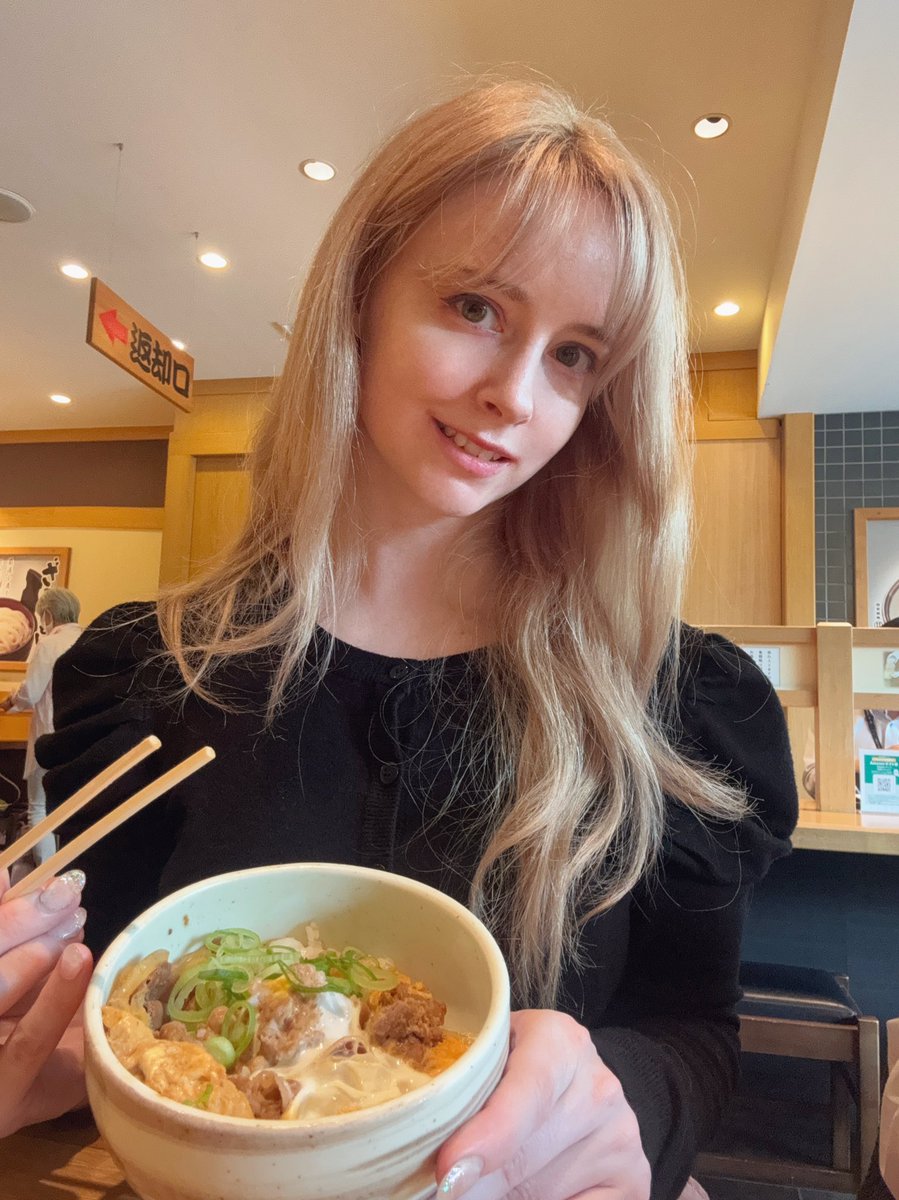 母が日本にいた間、丼を食べに連れて行きました^_^

ママはスプーンで食べ、かつ丼に醤油を加えました！😱

私はすごく恥ずかしかったです（笑）

私は他人丼食べた〜 https://t.co/jKsN7SW15m