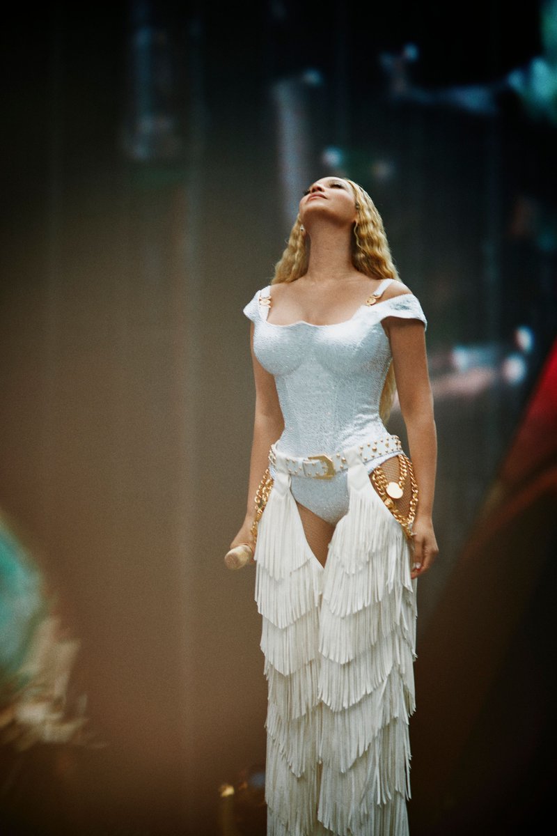 BeyLegion's tweet photo. Beyoncé performing in London — Night 2. 🐎

#COWBOYCARTERTOUR https://t.co/VqGZBe76Oy