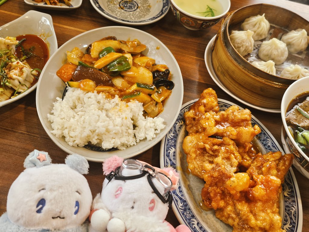 어제 친구랑 둘이서 홍대 연교갔는데 뒤집어지게 잘먹음... 이거 먹고 까스활명수 마시고 저녁은 패스할정도로... 근데진ㅁ자 존맛이더라.. 중화요리를 넘 잘하심.. 개인적으로 챠우셔우최고.....아 동파육덮밥도 맛있었다..