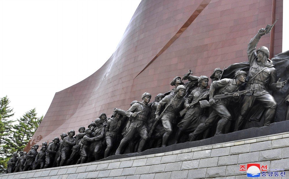 KFLColombia's tweet photo. Monumento Victoria de la Batalla de Pochonbo. El 4 de junio de 1937, Kim Il Sung lanzó un ataque en ese punto estratégico y militar del imperialismo japonés y dio a los invasores un importante golpe político-militar y al pueblo coreano una esperanza en la liberación de la patria. https://t.co/534whGh7Te