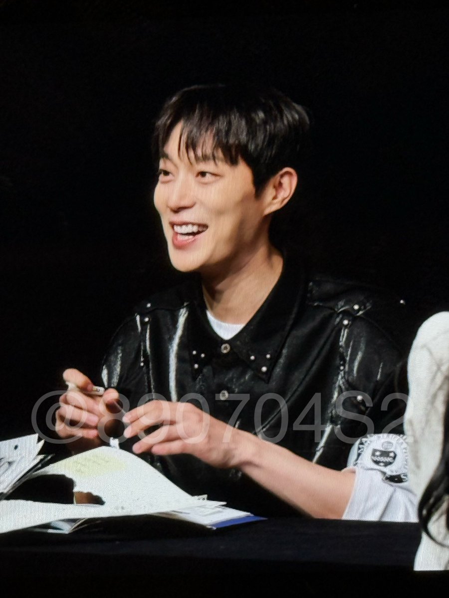 890704S2's tweet photo. 250608 하이라이트샵 팬사인회 #���준 pre https://t.co/R4marKlScH