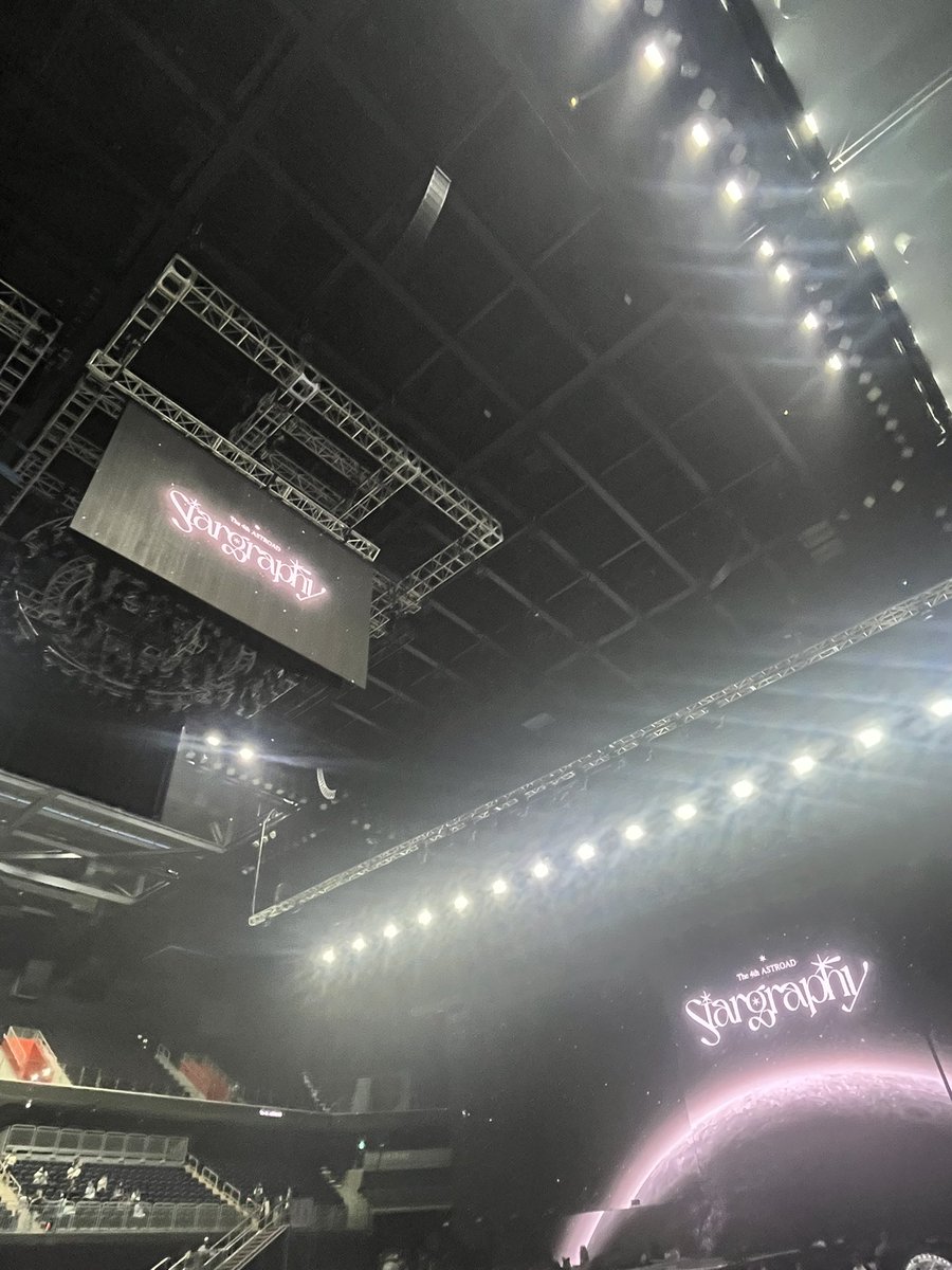 binipen0126's tweet photo. ASTRO入場できたよん！スタンディングで足が持つか心配です、というかすでに死んでる💦 https://t.co/KNqxOlOjJu