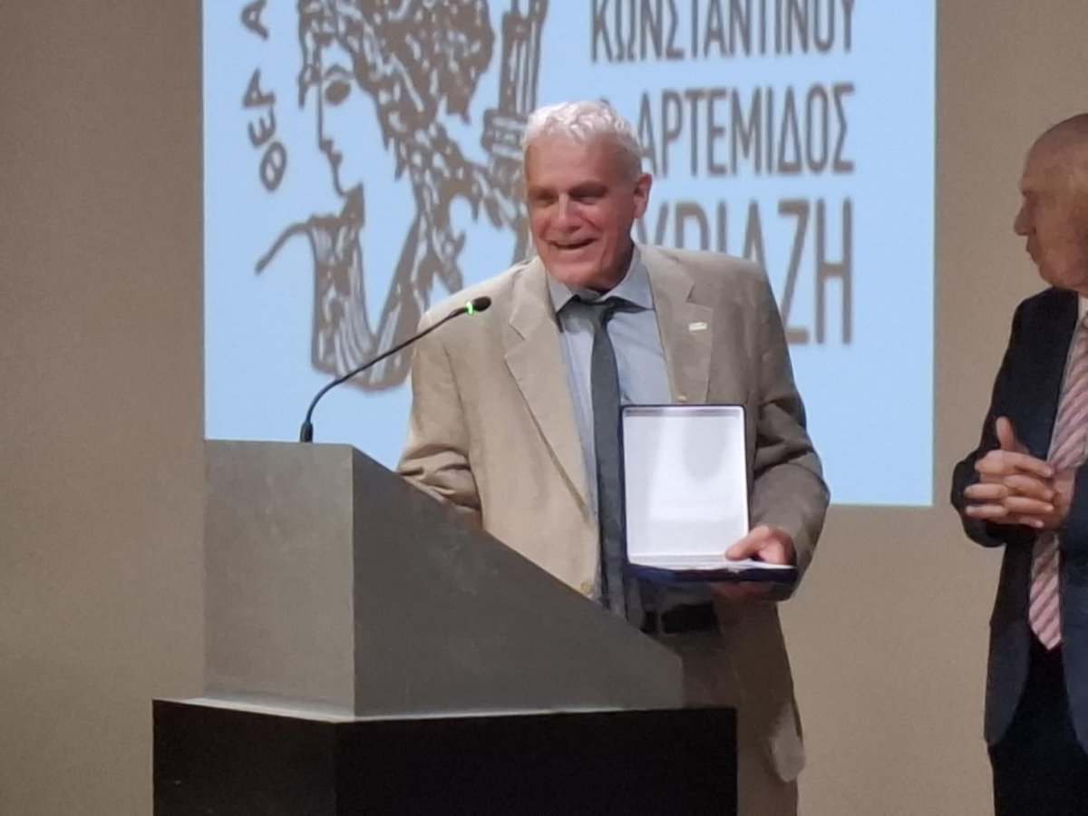 Ο Γιάννης Τσιρώνης, μέλος των Οικολόγων ΠΡΑΣΙΝΩΝ και πρώην Υπουργός, παραλαμβάνει το βραβείο  «Άρμεμις Κυριαζή», εκ μέρους του  μη κερδοσκοπικού οργανισμού για το περιβάλλον και την βιώσιμη ανάπτυξη «ΠΕΡΣΕΦΟΝΗ».
Περισσότερα στο :
persephoni.org/?p=581