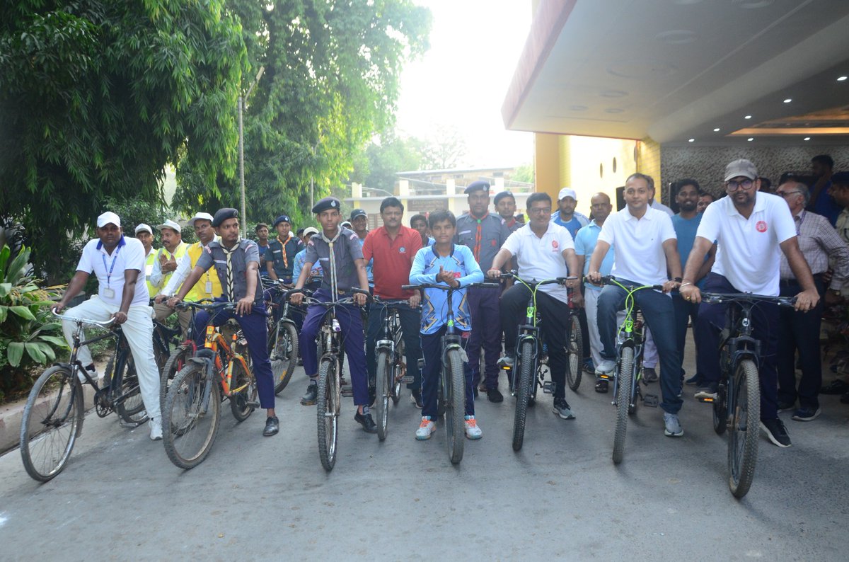 drmprayagrajnc's tweet photo. "Sundays on Cycle" कार्यक्रम के तहत आज मंडल रेल प्रबंधक कार्यालय, प्रयागराज में साइकिल रैली का आयोजन किया गया। साइकिल रैली का मुख्या उद्देश्य ईंधन संरक्षण एवं पर्यावरण जागरूकता को बढ़ावा देना था।
#SundaysOnCycle #NCRailway #CycleRally #EnvironmentAwareness #PedalForPlanet https://t.co/EMKfQyidex