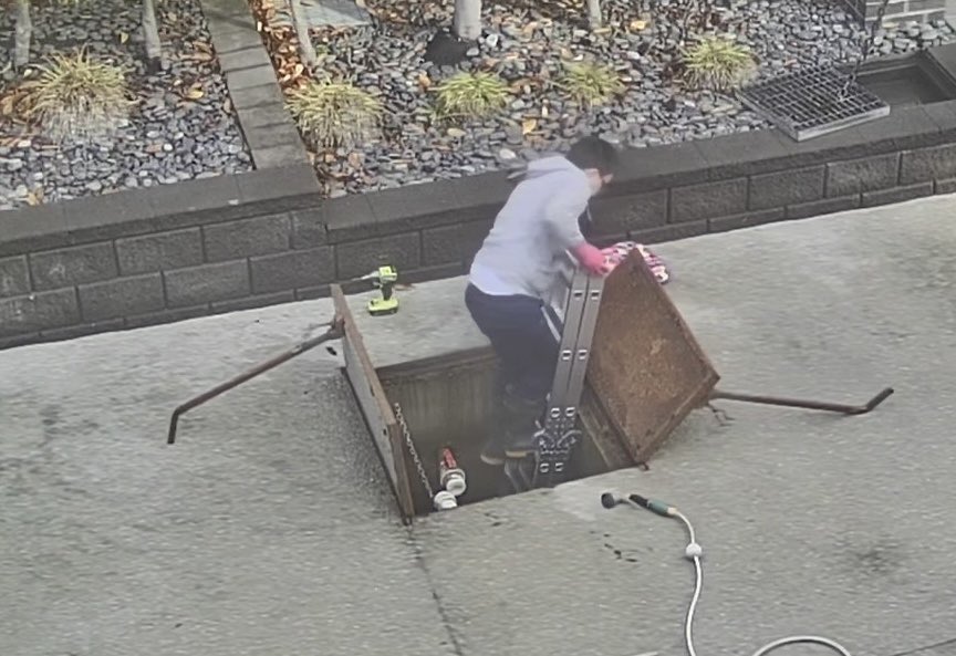 longzheng's tweet image. Life is hard when you have a sump pit. The pumps randomly developed an airlock overnight and no longer worked which might cause a flood. I had to climb into the pit and take the pipes apart 😭. I drilled a weep hole so hopefully it never happens again.🤞