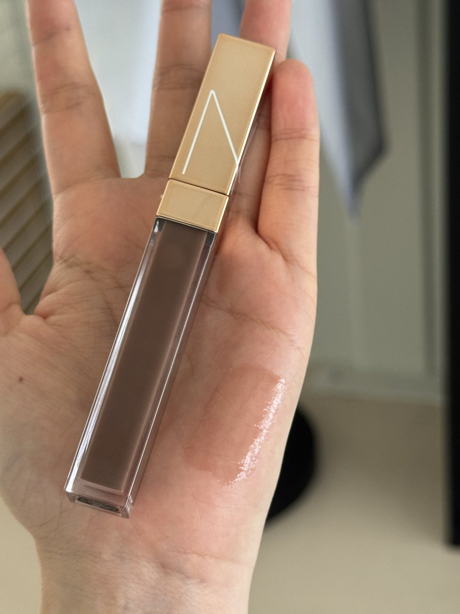 요청하신 나스 애프터 글로우 립샤인 스무스토크 발색 낋여왔음다 🩶 끈적임 없고 노란끼 없고 투명한 발색이라 밑에 뭐 까는지에 따라 다른 느낌으로 사용하기 좋을 거 같아요. 딱 채도 낮추기용으로 두루두루 쓰면 베스트일듯 예뿌다