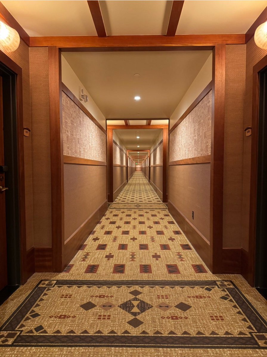 wdw2014's tweet photo. お部屋への道のりは遠い。最初廊下見た時、ホンテかな？と思いました。その最果てには素晴らしい部屋が待っているのですが。 https://t.co/umydyKVzBG