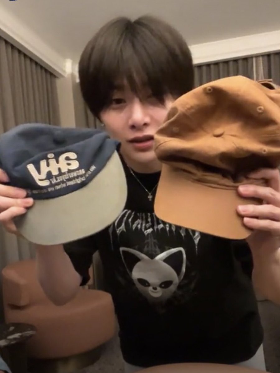 ppokmii02's tweet photo. キャップもたくさん持ってきたアイエンさんwww
(現地でいただいたり購入したものもあり)
💬ソンミンス(おそろい)できる帽子を教えて！
って言われてそこまでお高くなくステイも購入しやすくて可愛いもの…って考えてふたつ紹介してくれた☺️やさしさ https://t.co/bFxdND5P42