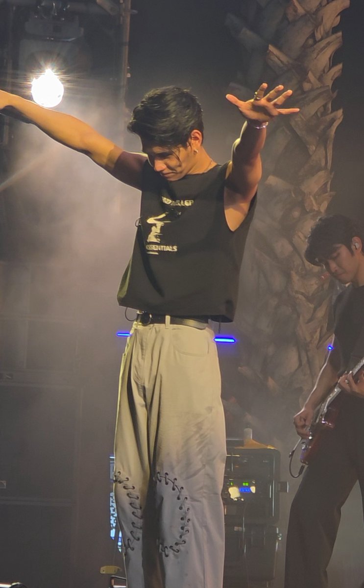 meonmoon_me's tweet photo. คนนอกอาจจะเข้าใจว่า #JeffSatur บอกให้ยืน 
เป็นเรื่องปรกติ อยากให้ทุกคนสนุก 

ควส. เท่านั่นแหล่ะ ถึงจะรู้กัน

ตามมาเกือบ 3 ปีเต็ม เก็บงานเฟส 95% 

เขาไม่เคยขอให้ยืนเลย 

พอยืนปุ๊ป Vipe ดีขึ้นเยอะ คนดูสนุกขึ้น 

เก่งมาก ได้ใจคนดู 
ส่วน ควส. ยิ่งรักมากขึ้นไปอีก 

#JulasHerbxLFTH2025BoyAloha
#LoveFestThailand2025xJeffSatur