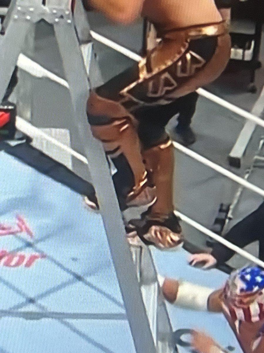 DublerdaGreat's tweet photo. This guy @WWERollins kickin peoples face in wearing foams lol https://t.co/7EFhARFOTF