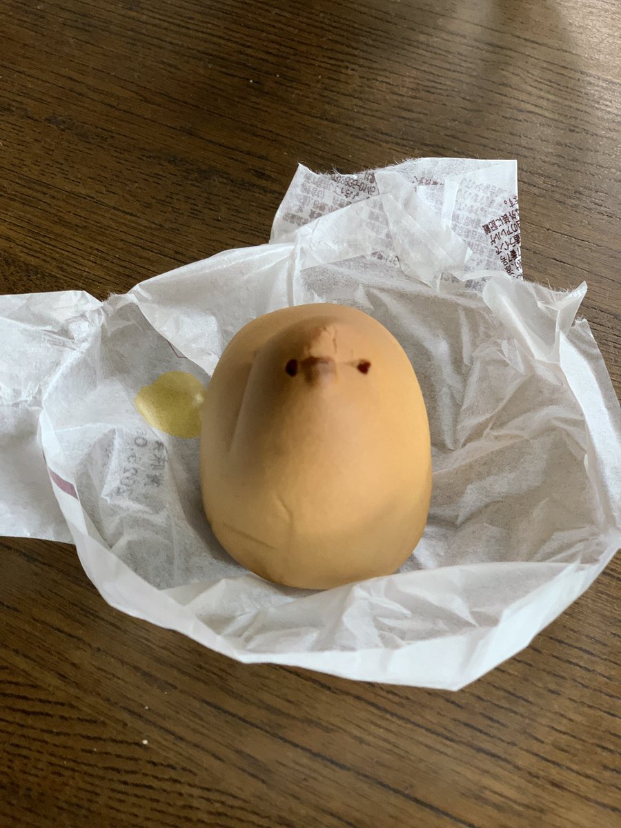 東京銘菓ひよこをおやつにいただこうと思ったら、絶妙にブチ切れていらっしゃる…
