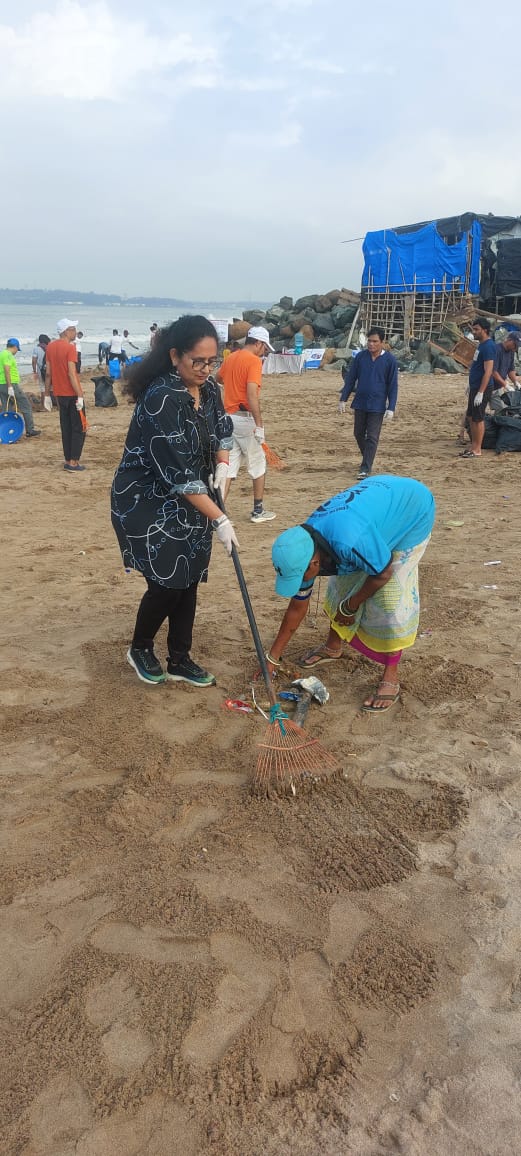 chetanaupadhya2's tweet photo. #Swachhagrahis
आज वर्सोवा बीच पर स्वच्छता अभियान के अंतर्गत डॉक्टर्स की टीम के साथ सीमा जागरण मंच, सागरी सीमा मंच और वे फाउंडेशन के सम्माननीय साथियों का सहभाग रहा।
सफाई कर्मचारी बहनों को कृतज्ञता व्यक्त करते हुए, उनके साथ मिलकर समुद्र तट की सफाई में योगदान दिया।
स्वच्छता केवल एक दिन का कार्य नहीं, यह हमारी आदत बननी चाहिए। ऐसे प्रयासों से ही हम प्रकृति और समाज के प्रति अपना उत्तरदायित्व निभा सकते हैं। 🌊🌿
@BharatMantram
@narendramodi
@NachiketJoshi_
@temsutulaimsong