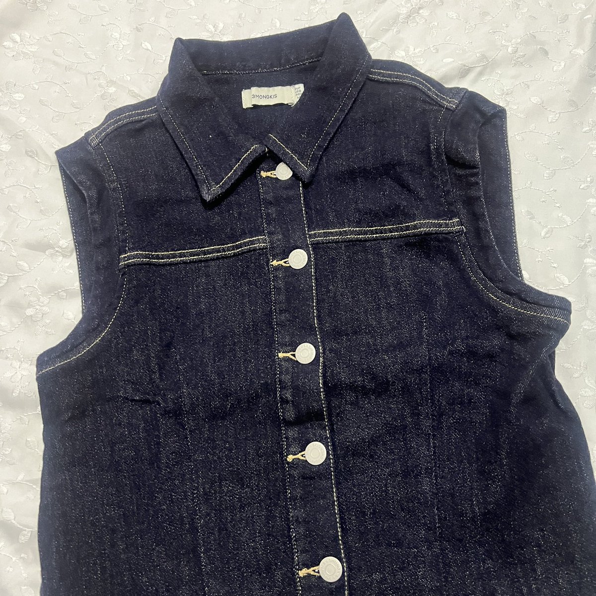 ambistxt's tweet photo. yg ini agak mahal guys soalnya ak beli agak mahal bru sekali pake juga, masih bagus bgt

lierre jeans 200k 
3mongkis denim 300k

boleh nego. yg mau DM yaa soalnya shopee by req https://t.co/gdjjCoEH07