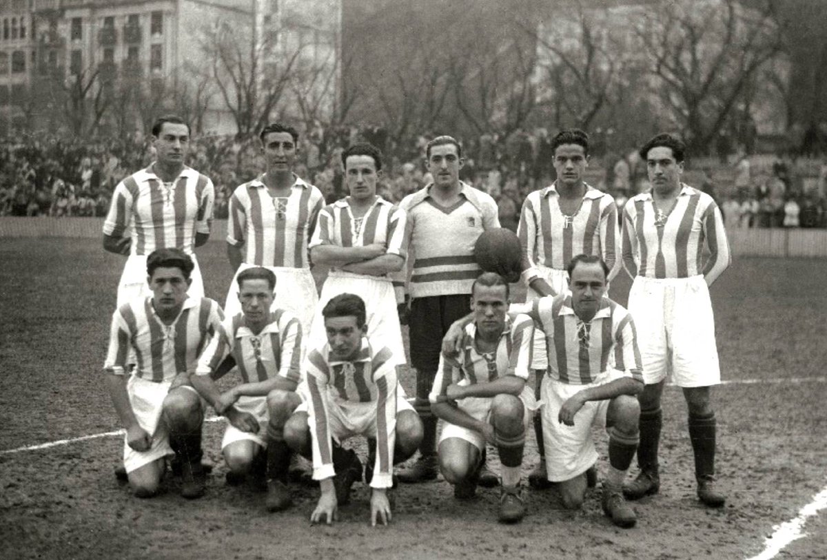 Primera Liga, primer bulo
En 1929 las únicas redes que había eran las de las porterías, pero ya pululaban tras ellas aficionados a lanzar bulos y los jugadores de la Real tuvieron que salir a la palestra.
txuriurdinak.com/primera-liga-p…

#RealSociedad #Bulos #LaLiga #UEFA