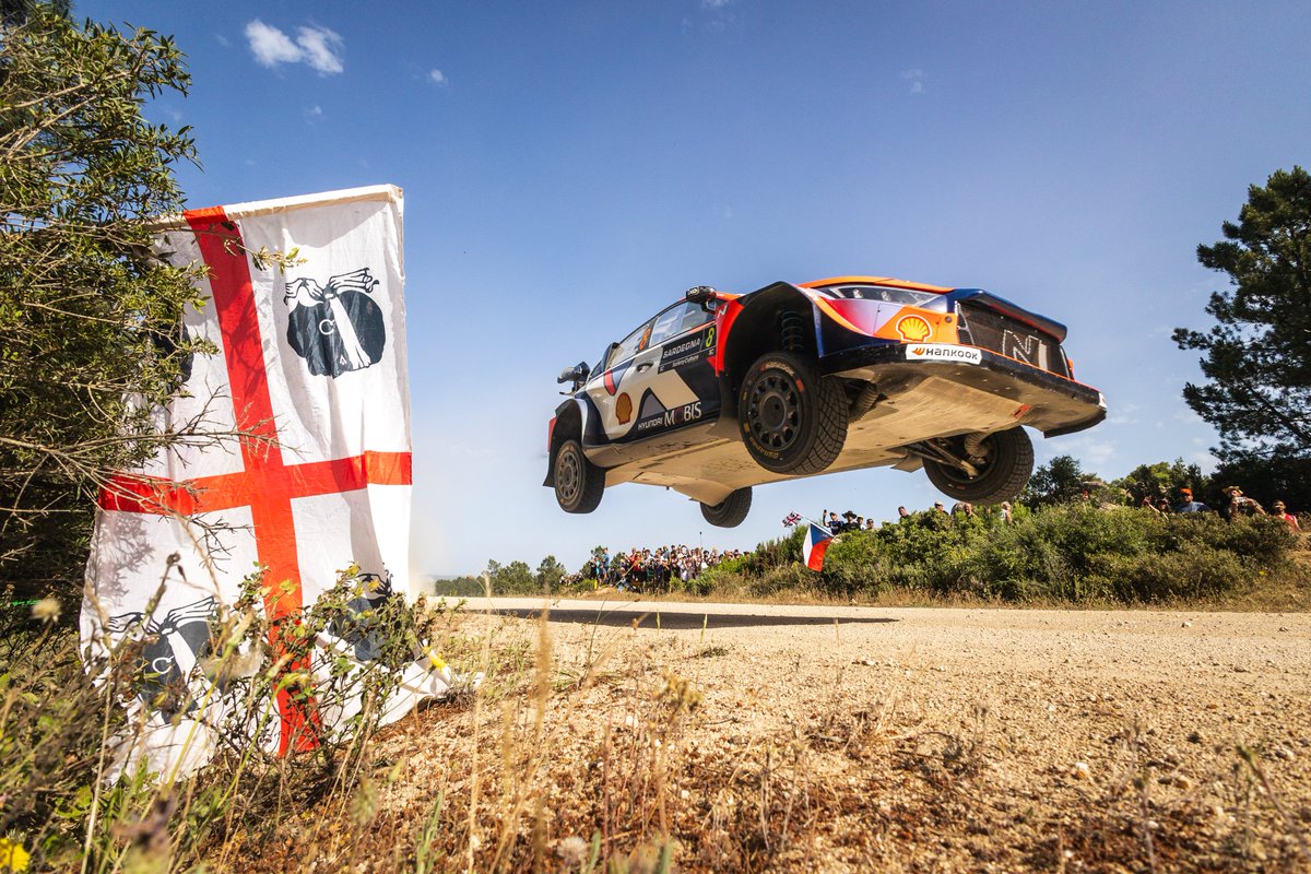 Yves_Matton's tweet photo. 🔥 Ce dimanche, je vous retrouve en direct pour commenter les deux dernières spéciales d'un #RallyItaliaSardegna qui s’est montré fidèle à sa réputation !

🎙️ Rendez-vous sur Auvio pour suivre les ultimes batailles de l'épreuve  👉 https://t.co/zZU1wZuHUP https://t.co/TwLO7jsLTj