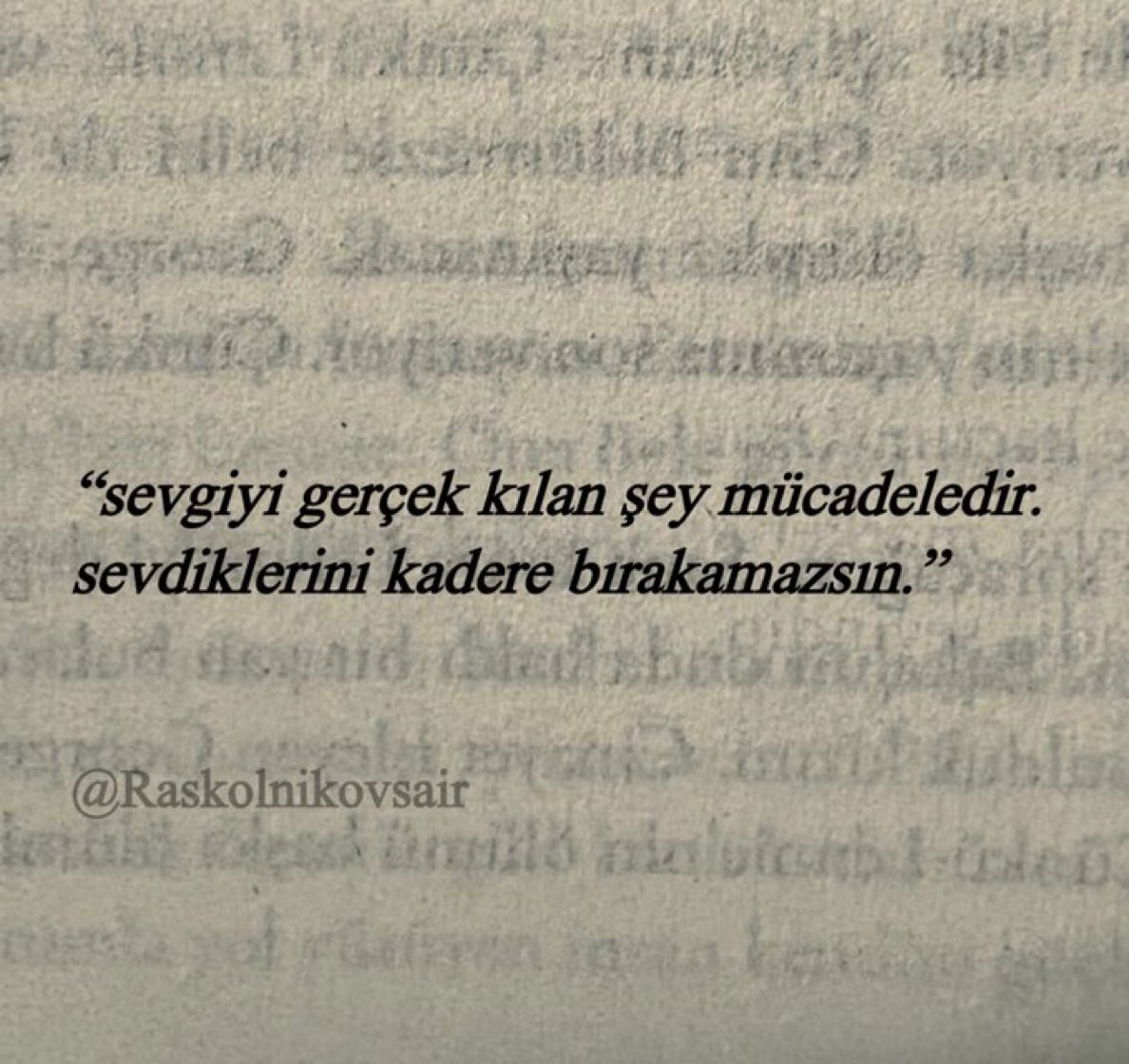 “sevgiyi gerçek kılan şey mücadeledir. sevdiklerini kadere bırakamazsın.”