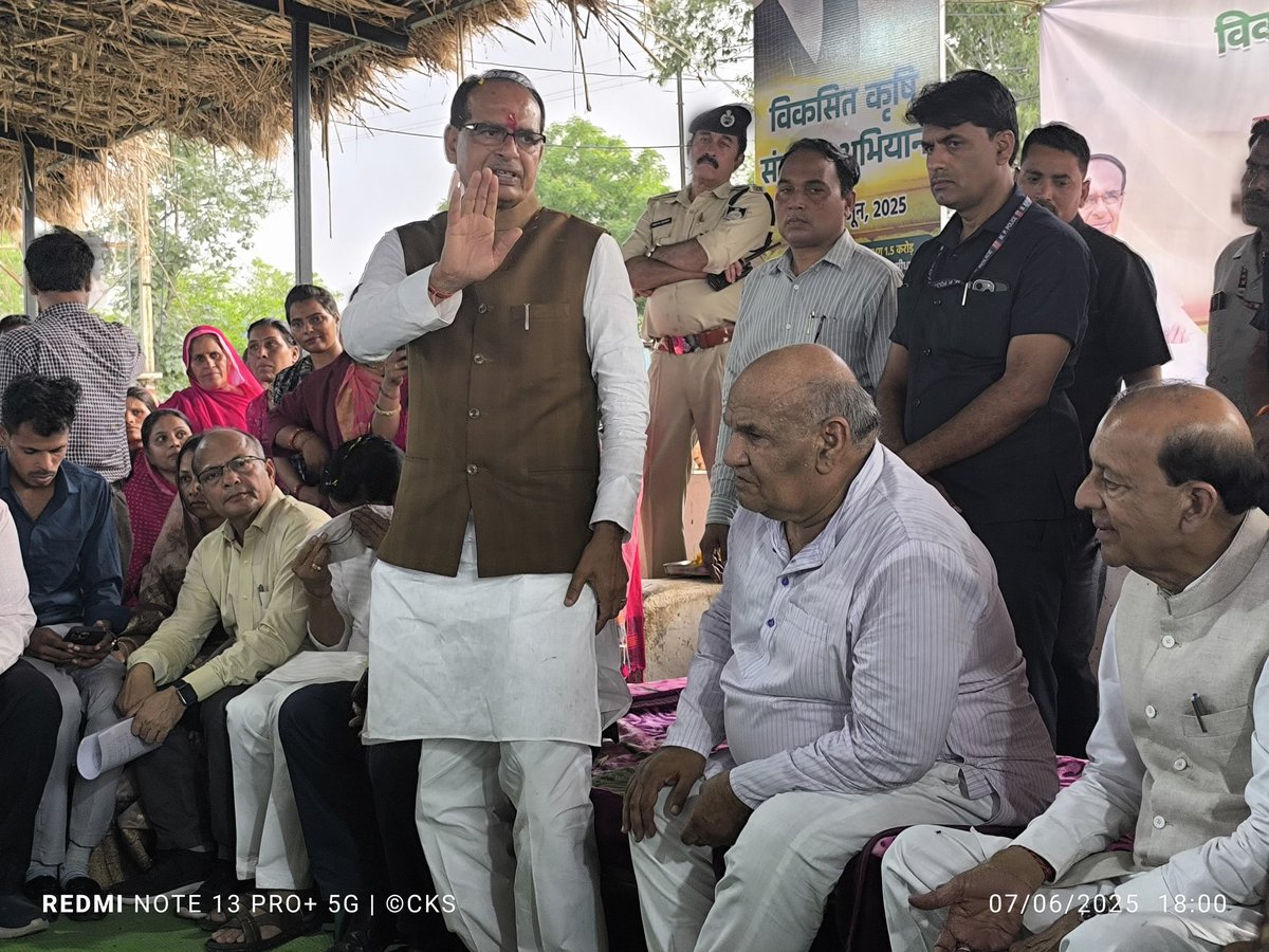 ICAR_CIAE's tweet photo. #CIAE participated with other ICAR officials in the program of Hon'ble Cabinet Minister of Agriculture &amp; Farmers Welfare @ChouhanShivraj for #ViksitKrishiAbhiyan at #Ichhavar in Sehore.
Alongwith a krishi #Chaupal at #Bhaukheda, 
@KVK_CIAEBhopal 
@IcarIipr
https://t.co/O8Owtt5Aim https://t.co/pC4hk8J437