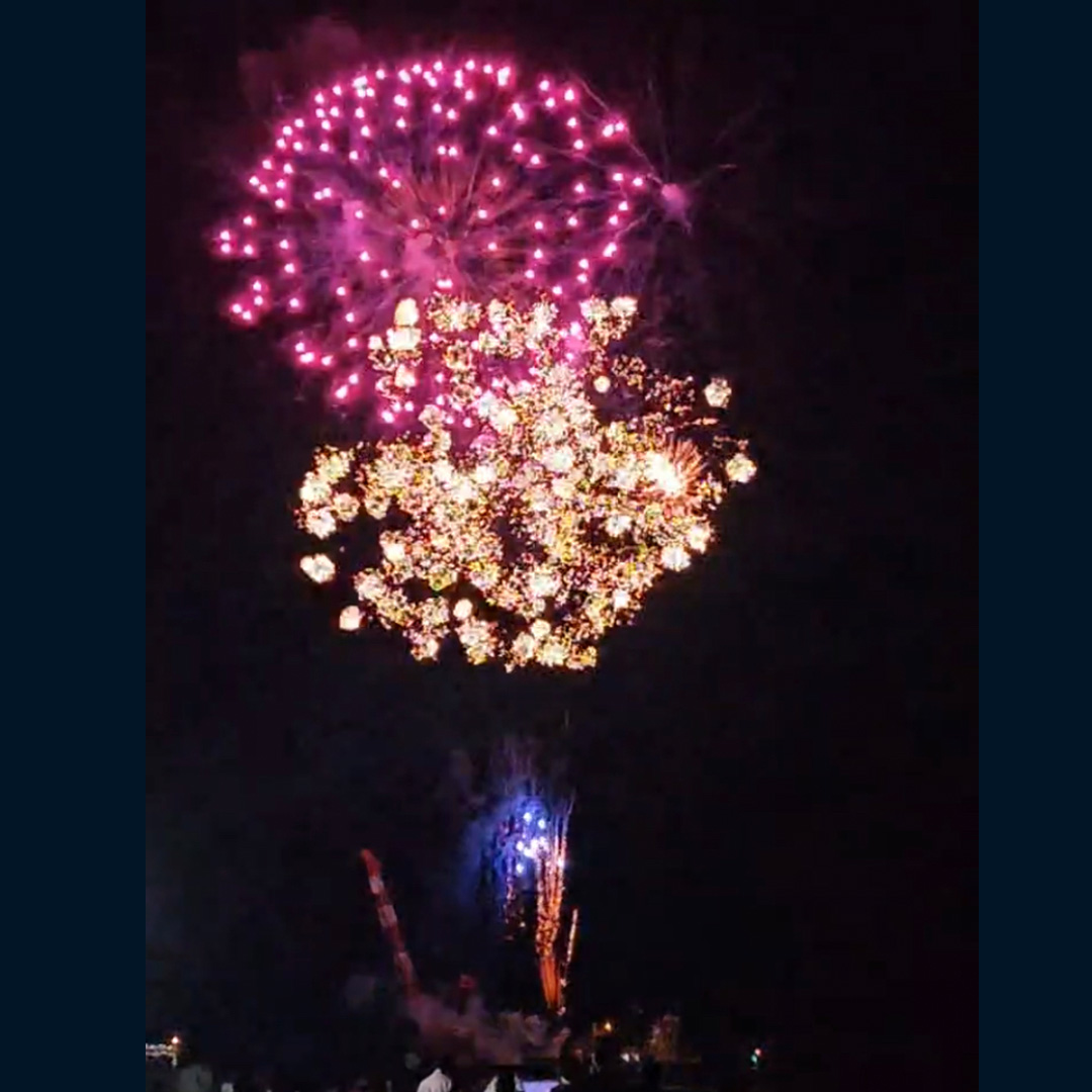 kankou385's tweet photo. 令和7年6月6日（金）宮古市合併20周年を記念して、花火が打ち上げられました。

打上時間は約20分。

浄土ヶ浜エターナルグリーンを用いた花火などが夜空を彩りました。

#宮古市合併20周年記念 #浄土ヶ浜エターナルグリーン #花火 #三陸 #岩手県 https://t.co/xdYqHyICca
