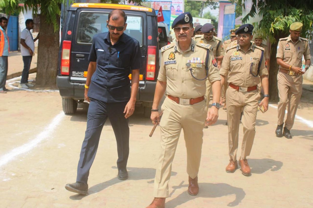 #adgzonekanpur आलोक सिंह व #DIG_KNR द्वारा मा0 मुख्यमंत्री, उ0प्र0 के जनपद औरैया आगमन से पूर्व कार्यक्रम स्थल, यातायात-व्यवस्था व अन्य सम्भावित स्थलों की सुरक्षा व्यवस्था का निरीक्षण कर ड्यिूटी में लगे समस्त उपस्थित अधिकारी/कर्मचारीगण को आवश्यक दिशा-निर्देश दिये गये।