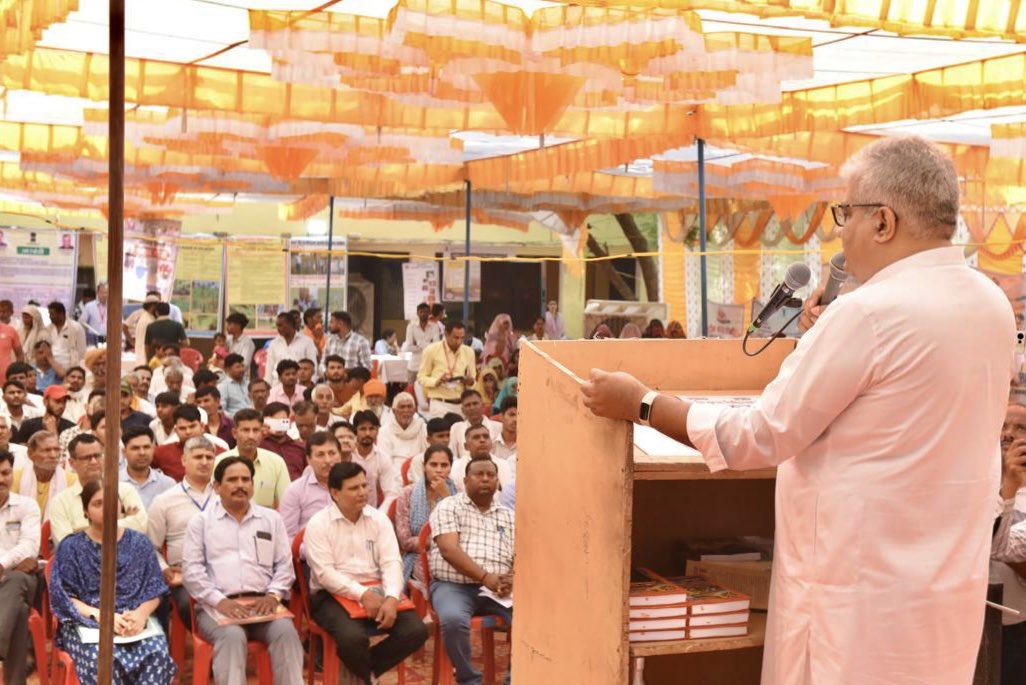 byadavbjp's tweet photo. आज अलवर सांसद संपर्क एवं कृषि कार्यक्रम के दौरान रामगढ़ विधानसभा क्षेत्र की राजकीय उच्च माध्यमिक विद्यालय, भैंसड़ावत में ग्राम पंचायत रामबास, भैंसड़ावत, डोंगड़ी एवं सेमला खुर्द के लोगों को संबोधित किया।

अपने संबोधन में सभी को केंद्र और राज्य सरकार द्वारा संचालित जनकल्याणकारी योजनाओं से लाभान्वित होने के मार्ग बताए।

किसान भाइयों को भूमि की गुणवत्ता बढ़ाने एवं ऑर्गेनिक फार्मिंग की ओर अग्रसर होने के लिए मोदी सरकार की योजनाओं से अवगत कराया।

इसी क्रम में एक पेड़ माँ के नाम अभियान के अंतर्गत लोगों को वृक्षारोपण के लिए भी प्रोत्साहित किया।