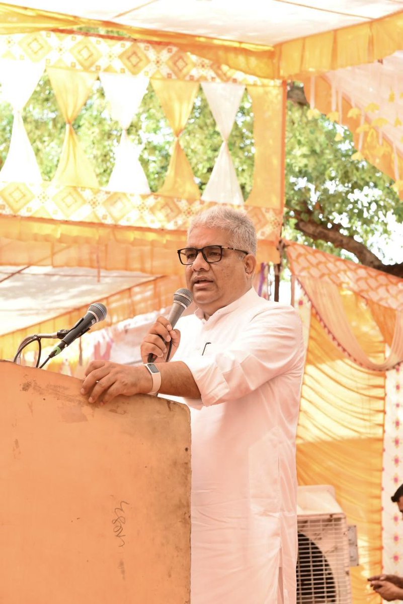 byadavbjp's tweet photo. आज अलवर सांसद संपर्क एवं कृषि कार्यक्रम के दौरान रामगढ़ विधानसभा क्षेत्र की राजकीय उच्च माध्यमिक विद्यालय, भैंसड़ावत में ग्राम पंचायत रामबास, भैंसड़ावत, डोंगड़ी एवं सेमला खुर्द के लोगों को संबोधित किया।

अपने संबोधन में सभी को केंद्र और राज्य सरकार द्वारा संचालित जनकल्याणकारी योजनाओं से लाभान्वित होने के मार्ग बताए।

किसान भाइयों को भूमि की गुणवत्ता बढ़ाने एवं ऑर्गेनिक फार्मिंग की ओर अग्रसर होने के लिए मोदी सरकार की योजनाओं से अवगत कराया।

इसी क्रम में एक पेड़ माँ के नाम अभियान के अंतर्गत लोगों को वृक्षारोपण के लिए भी प्रोत्साहित किया।