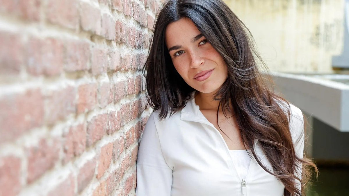 Vera GRV: "Siento esa presión de que si eres artista parece que tienes que ser también creador de contenido y no es así": La cantante almeriense acaba de publicar su primer álbum 'Se me pasó llamarte, mamá'. dlvr.it/TLDhTL