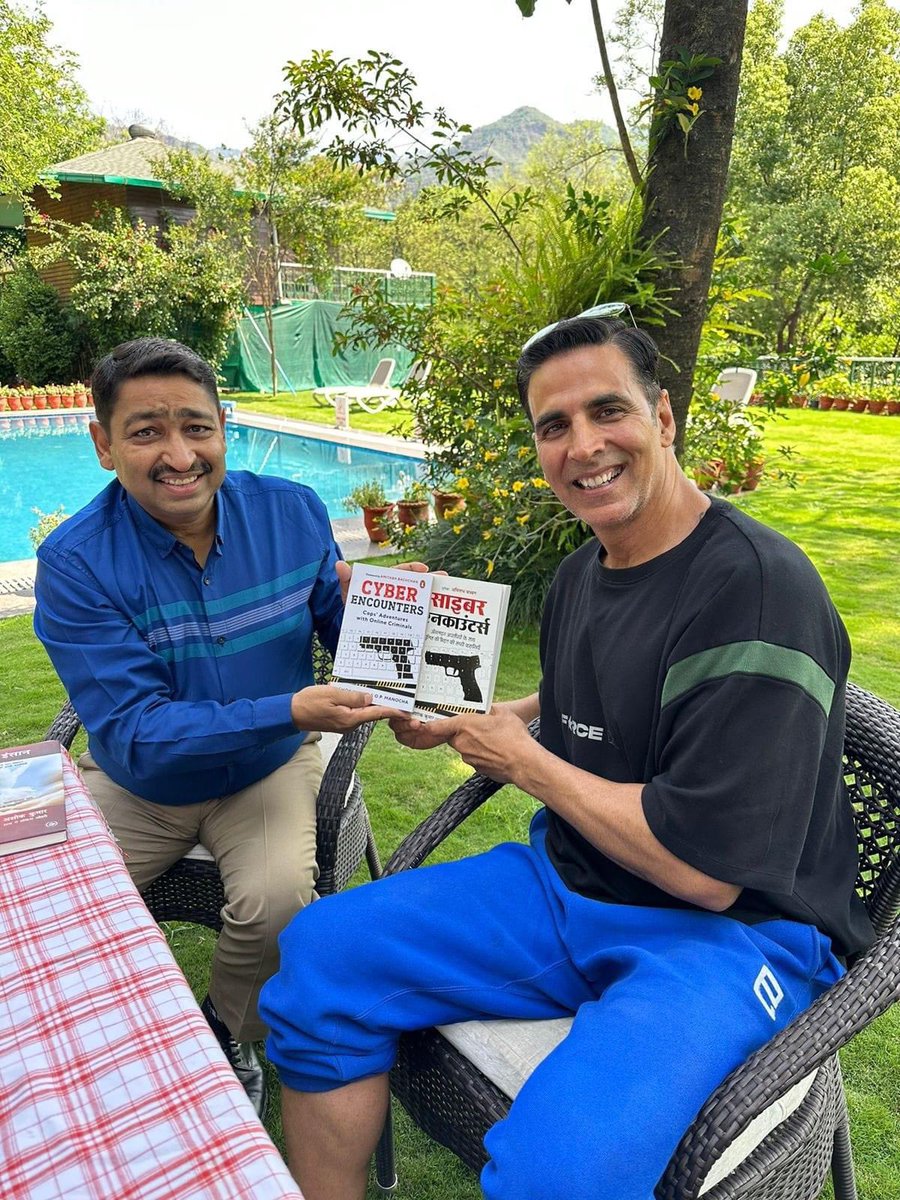 mrKKjha's tweet photo. Thanks to @AkshayKumar & #SanjayMishra 📚💐 Long before @SrBachchan started to be heard while making new phone call, he has written its foreword. The other day in the national capital we're talking about #CyberEncounters on a cup of tea with @ITarunRathi
and @AshokKumar_IPS 🙏🌹 https://t.co/yJQgnxkjuC