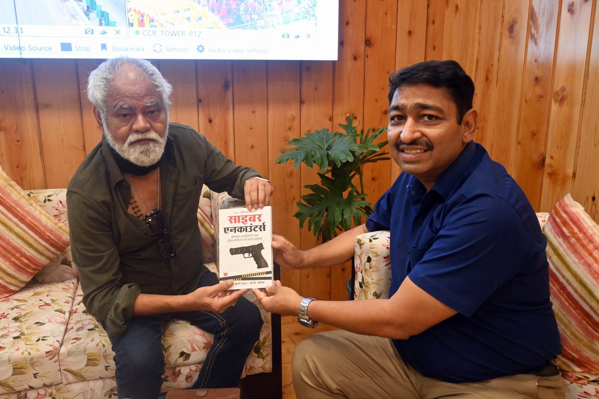mrKKjha's tweet photo. Thanks to @AkshayKumar & #SanjayMishra 📚💐 Long before @SrBachchan started to be heard while making new phone call, he has written its foreword. The other day in the national capital we're talking about #CyberEncounters on a cup of tea with @ITarunRathi
and @AshokKumar_IPS 🙏🌹 https://t.co/yJQgnxkjuC
