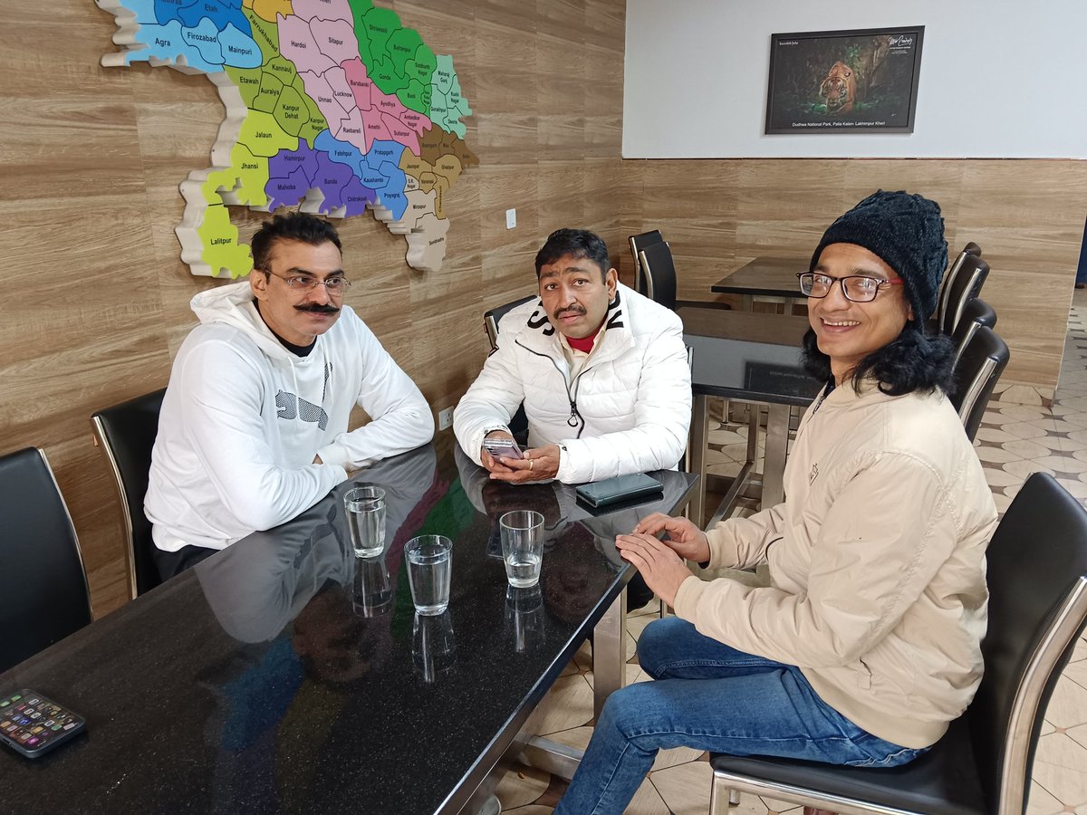 mrKKjha's tweet photo. Thanks to @AkshayKumar & #SanjayMishra 📚💐 Long before @SrBachchan started to be heard while making new phone call, he has written its foreword. The other day in the national capital we're talking about #CyberEncounters on a cup of tea with @ITarunRathi
and @AshokKumar_IPS 🙏🌹 https://t.co/yJQgnxkjuC