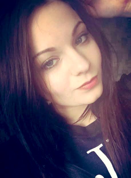 Вона до останку була Сталевою.
КАТЕРИНА РОГОВИК
Навічно 28.
Народилася в Маріуполі.
16/12/2021 року підписала контракт на службу в Національній гвардії України.
Скільки горя принесла війна,скільки чорного горя!
Ми довіку повинні пам’ятати ціну нашого мирного неба.
Схилімо голови