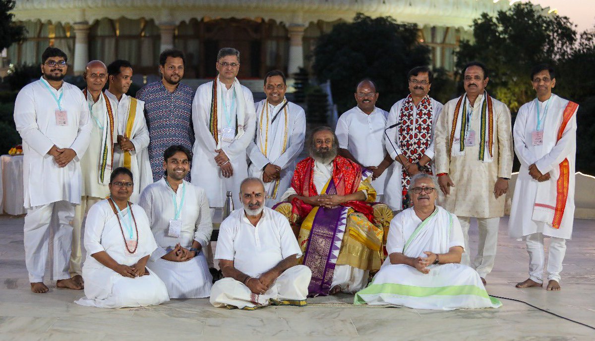 Gurudev's tweet photo. ధింసా నృత్యాల లయ, బతుకమ్మ రంగుల హరివిల్లు, అన్నమయ్య కీర్తనల మాధుర్యం — తెలుగు మహోత్సవంలో ఇవన్నీ ఆర్ట్ ఆఫ్ లివింగ్ ఆశ్రమాన్ని రంజింపజేశాయి. ఆంధ్ర, తెలంగాణల నుంచి వేలాది మంది ధ్యానంలో, జ్ఞానంలో, ఆనందంలో పాల్గొన్నారు. https://t.co/HR0ZPkLEEh