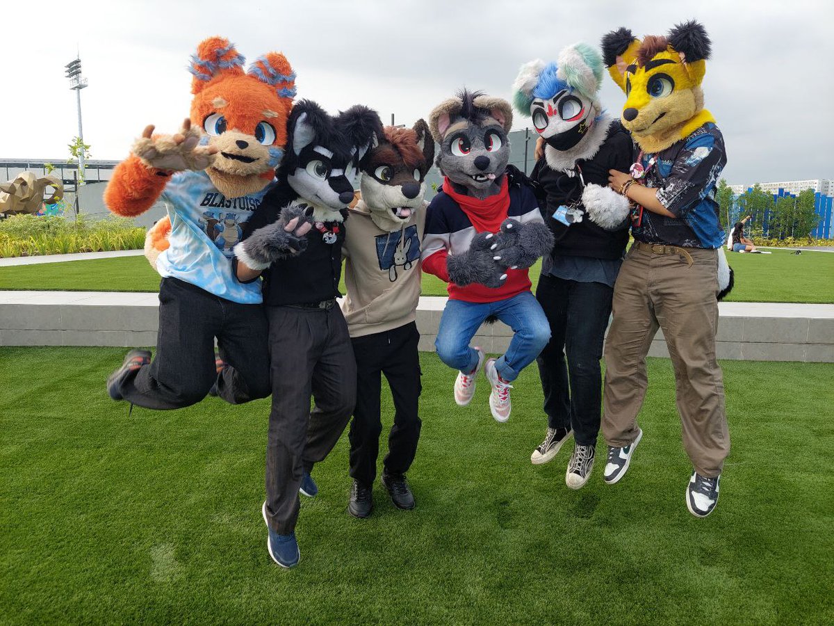 Rodgeysfw's tweet image. Jump shot ✨
#FursuitEveryday
@TheFolfyFurry @ItsBuizelTime @KSpringkles Penrose Vanity and @ZephyrReignar as Xennon Fangs :3