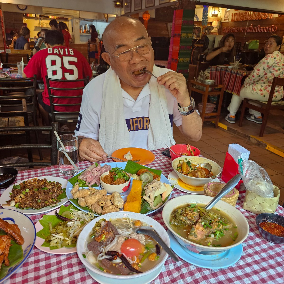 พ่อฉันหายโควิดปุ้บ โฉบมารับพร้อม พารีวิวร้านเด็ดคนนวมินทร์ที่ อาหารเหนือ รสคนเมืองไม่ใช่คนกรุงเทพ มีพวก วัตถุพื้นบ้านเยอะ พ่อถูกใจมากกกก

ชื่อบ้านคนเมือง นวมินทร์ ซ.3 เดี๋ยวมารีวิว